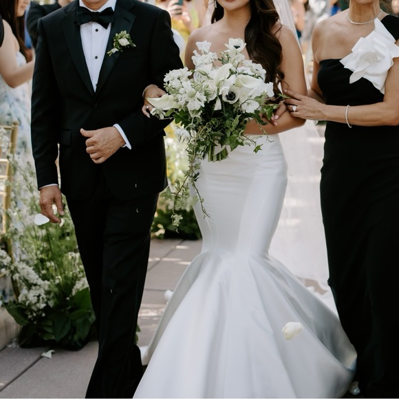 Mermaid style wedding dress in ivory. Size 4. Original price: $3000 - Picture 6 of 7